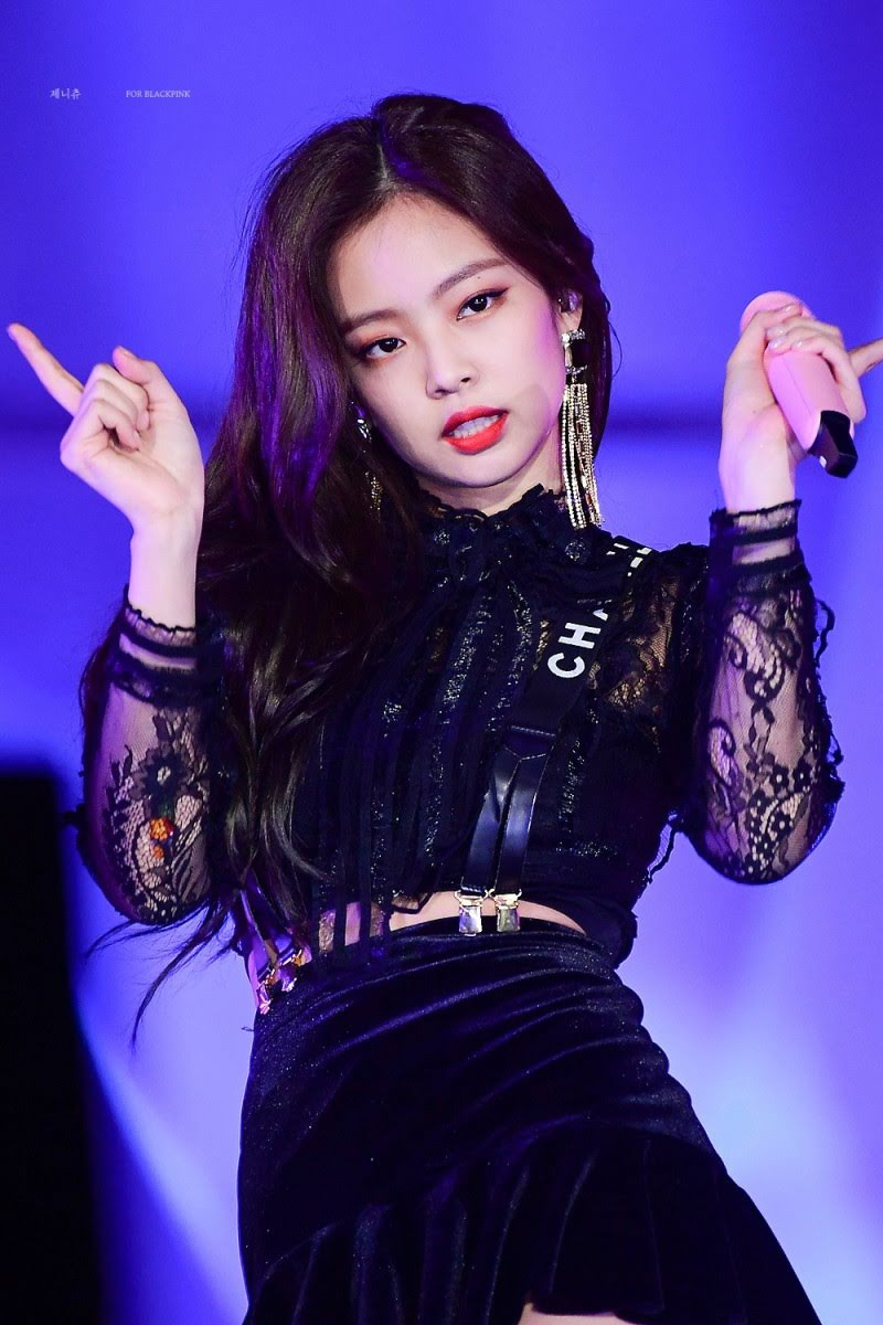 Jennie chọn dây đeo da của Chanel trong lễ hội âm nhạc Gayo Daejun, điểm thêm nét gai góc và cá tính trong bộ trang phục có phần "bánh bèo".