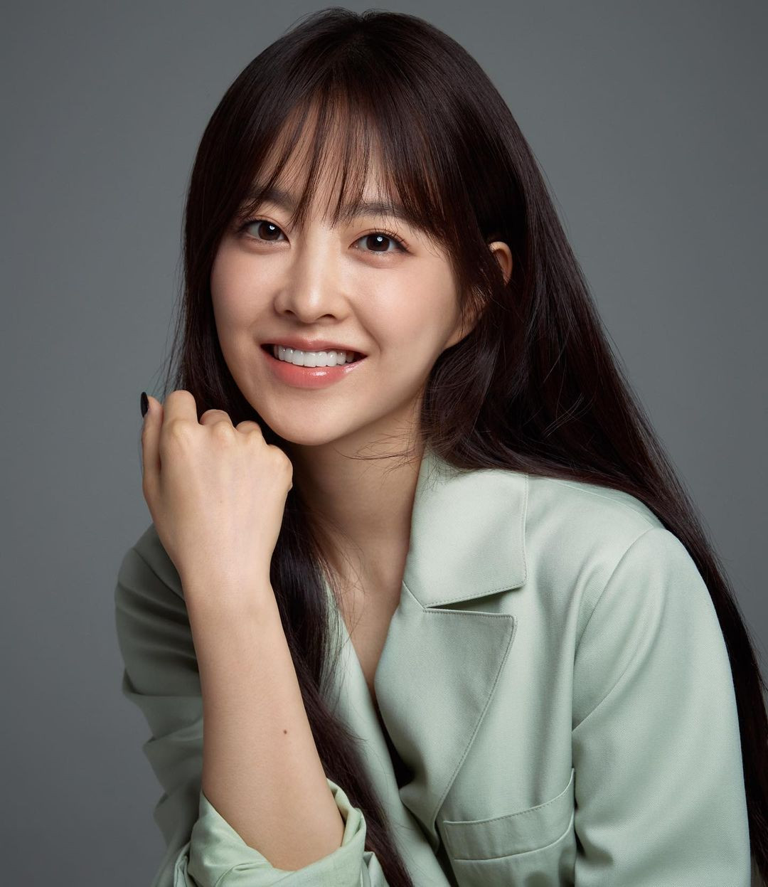 Park Bo Young (SN 1990) được khán giả yêu mến sau thành công của bộ phim Scandal Makers (Ông ngoại tuổi 30) năm 2008. Khi đó, cô đảm nhận vai mẹ đơn thân tuổi teen. Năm 2023, cô hợp tác với Park Seo Joon và Lee Byung Hun trong bộ phim điện ảnh đề tài sinh tồn Concrete Utopia (Địa đàng sụp đổ).