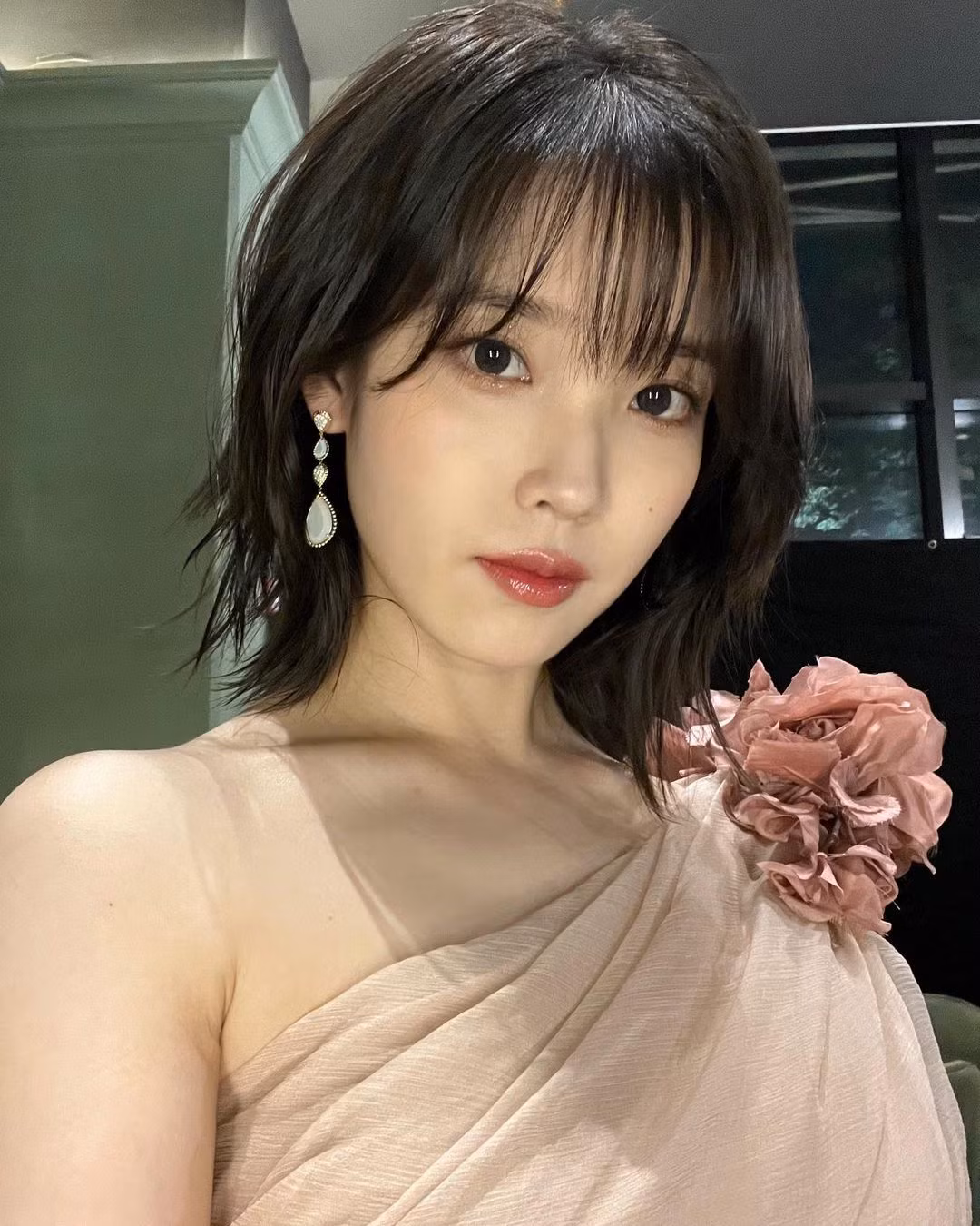 IU (SN 1993) giành được danh hiệu "Em gái quốc dân" hai năm sau khi ra mắt vào năm 2010, khi cô phát hành bản hit Good Day và trở thành hiện tượng nhờ chạm đến những nốt cao vút trong bài hát.