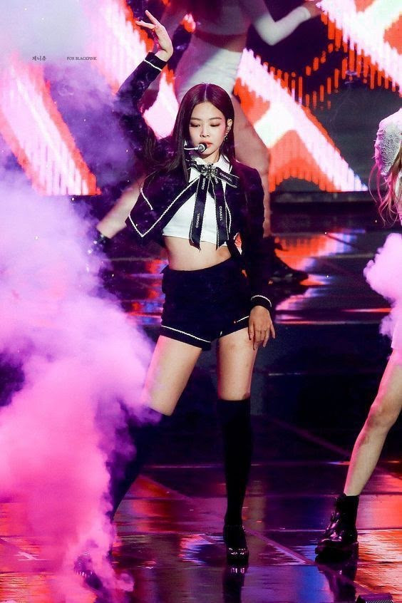 Jennie chọn sắc đen và đỏ làm chủ đạo khi biểu diễn tại Gaon Chart Music Awards 2019. Hai bộ cánh mang đến sự khác biệt về phong cách, ngọt ngào và sang chảnh.