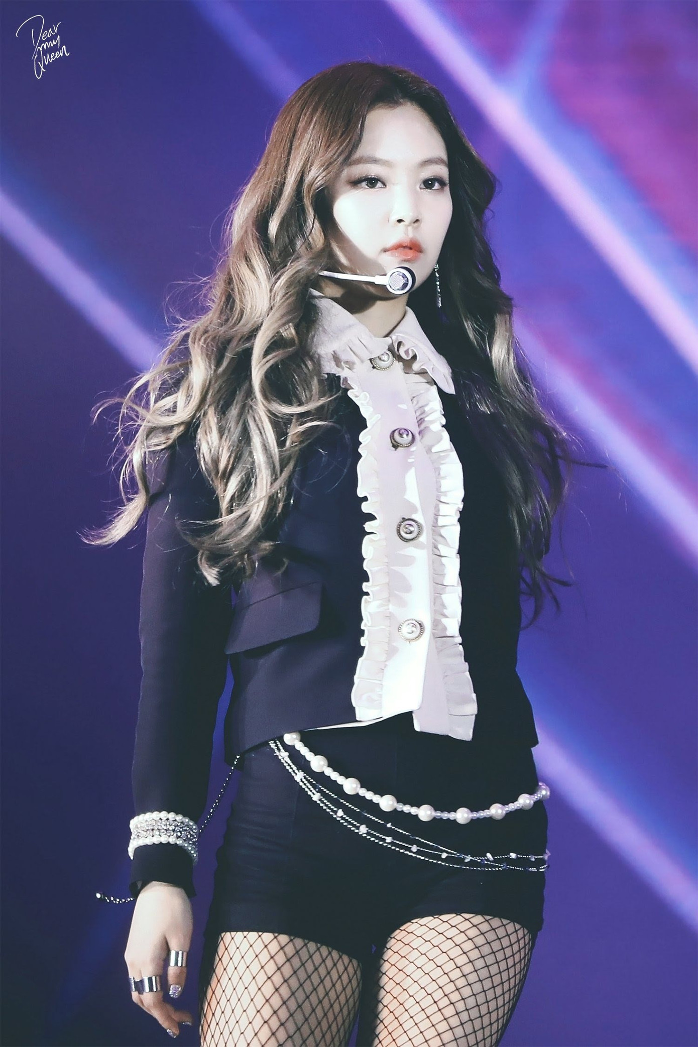 Jennie được ví như "Human Gucci" (cây Gucci sống) tại Melon Music Awards 2016. Thời điểm này, cô vẫn còn là tân binh Kpop nhưng đã có thấy được khí chất sang chảnh.