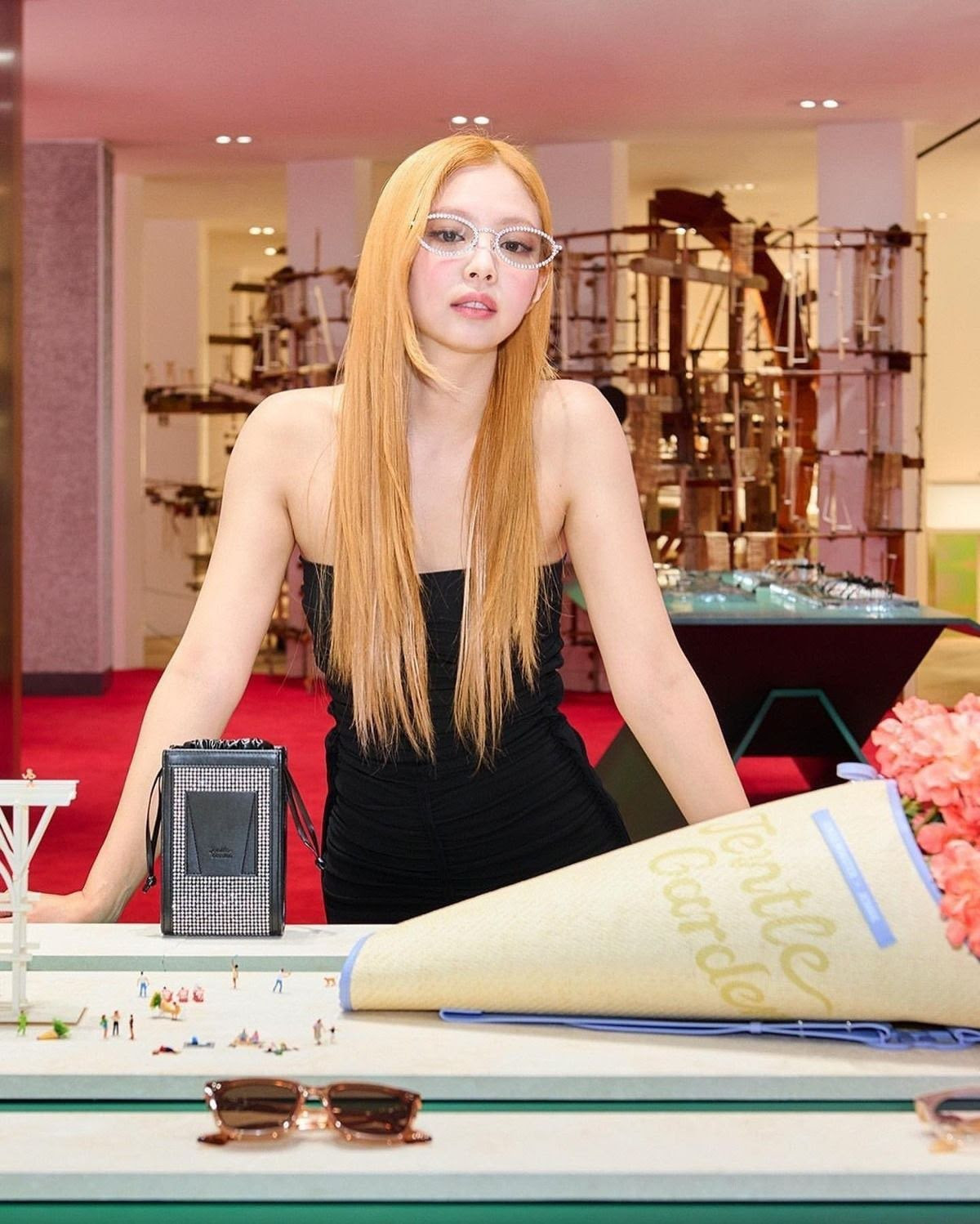 Jennie khác lạ trong màu tóc cam. Sau lần thay đổi này, một xu hướng làm tóc mới bùng nổ toàn cầu.