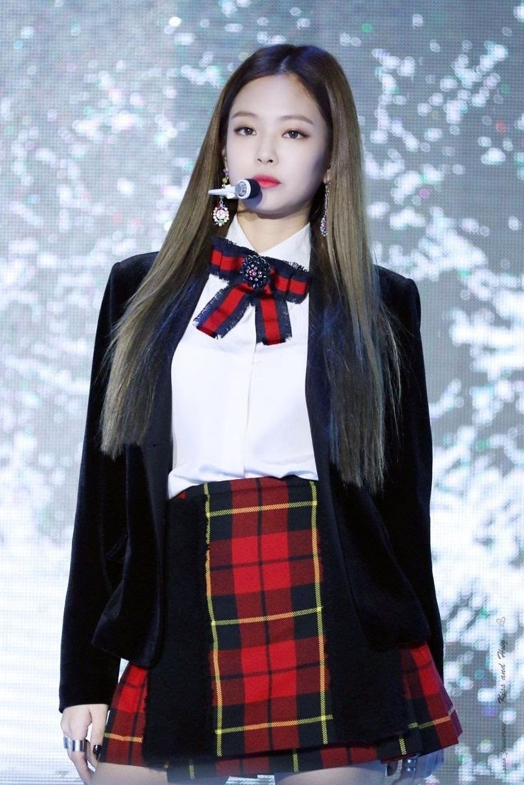 Jennie được ví như "Human Gucci" (cây Gucci sống) tại Melon Music Awards 2016. Thời điểm này, cô vẫn còn là tân binh Kpop nhưng đã có thấy được khí chất sang chảnh.