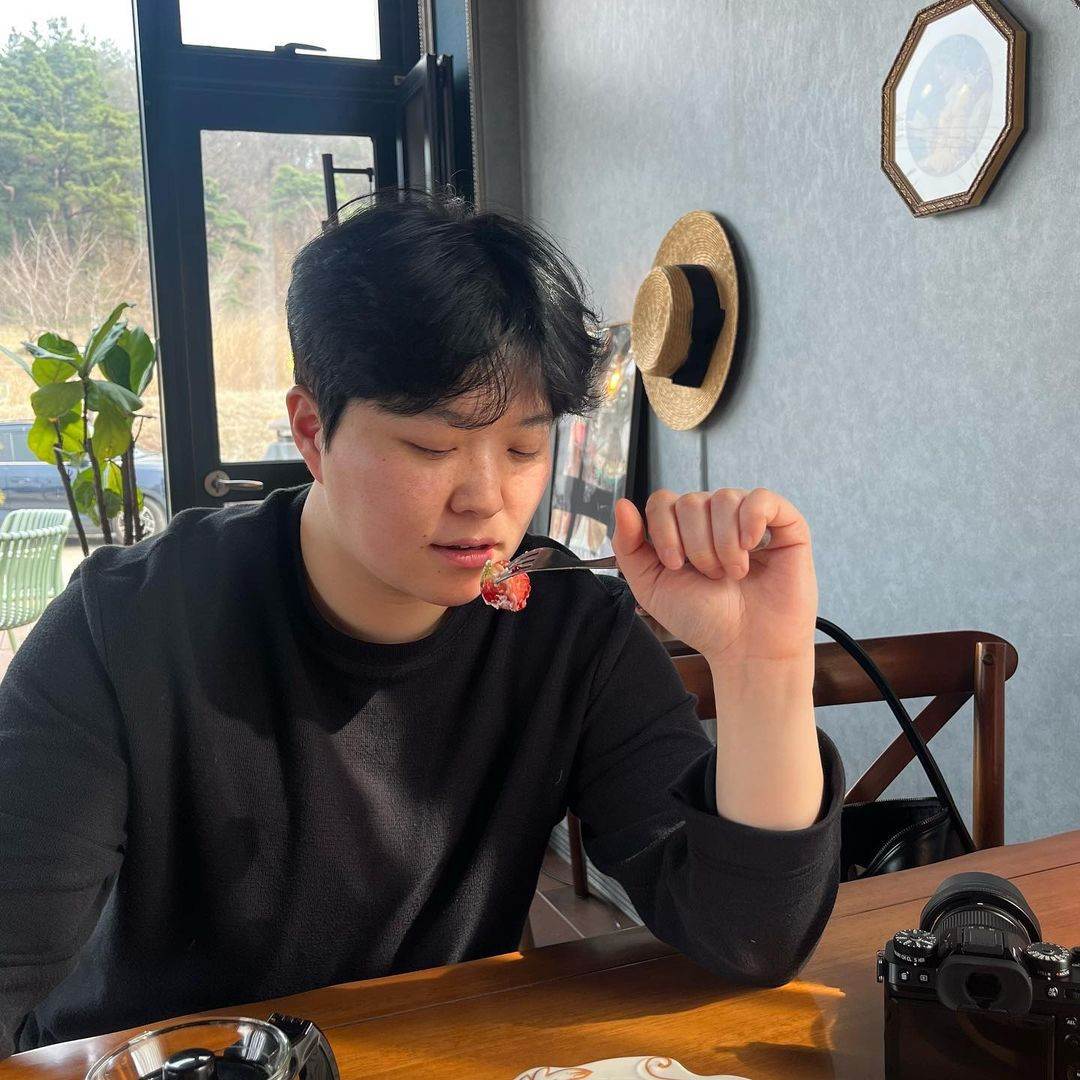 Trong khi đó, thành viên Jeong Min Seon ăn mặc theo phong cách tom boy. Cô cắt tóc và có phong thái như một người đàn ông thực thụ.