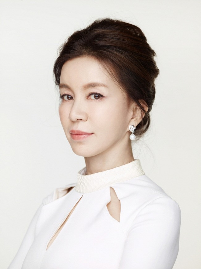 Im Ye Jin (SN 1960) bắt đầu sự nghiệp từ năm 1974, được mệnh danh là "Em gái quốc dân" đời đầu nhờ vẻ ngoài duyên dáng và ngây thơ. Bên cạnh đó, bà cũng là "Tình đầu quốc dân" đầu tiên của màn ảnh xứ Hàn.