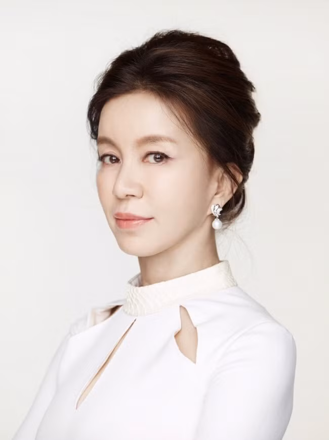 Im Ye Jin (SN 1960) bắt đầu sự nghiệp từ năm 1974, được mệnh danh là "Em gái quốc dân" đời đầu nhờ vẻ ngoài duyên dáng và ngây thơ. Bên cạnh đó, bà cũng là "Tình đầu quốc dân" đầu tiên của màn ảnh xứ Hàn.