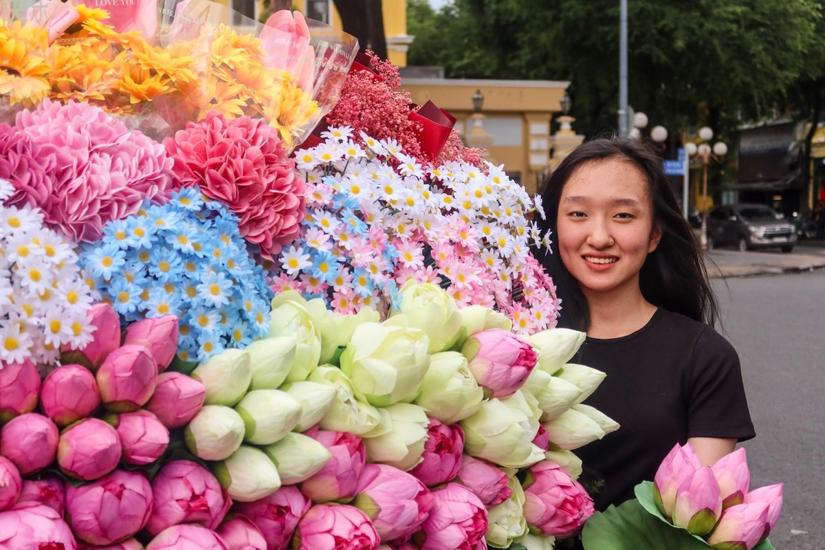 Mỗi lượt chụp hình với xe hoa phía trước Nhà thờ Đức Bà là 20.000 đồng. Ảnh: TRẦN MINH. Mỗi lượt chụp hình với xe hoa phía trước Nhà thờ Đức Bà là 20.000 đồng. Ảnh: TRẦN MINH.