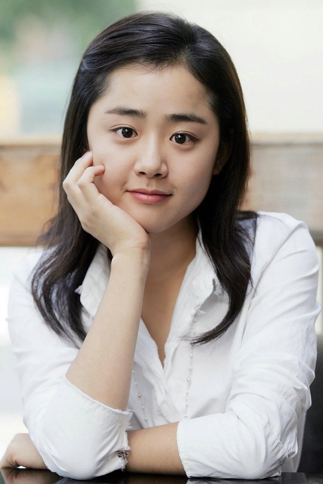 Moon Geun Young (SN 1987) nổi tiếng nhất qua hai bộ phim Trái tim mùa thu và My Little Bride. Cô được mệnh danh là "Em gái quốc dân" sau khi ra mắt My Little Bride vào năm 2004. Hiện tại, Moon Geun Young gần như biến mất khỏi showbiz Hàn Quốc.