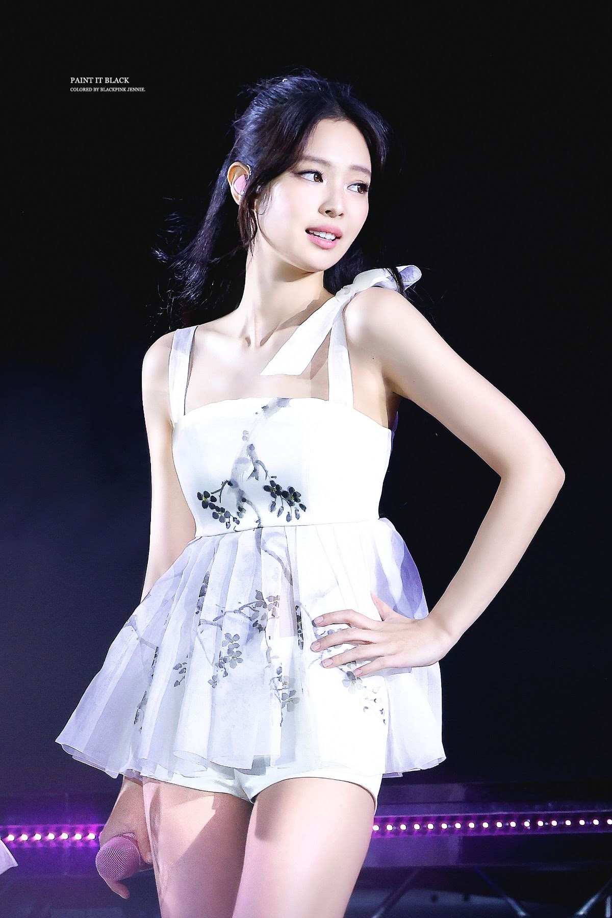 Jennie đáng yêu trong chiếc áo cách điệu lấy cảm hứng từ trang phục truyền thống Hàn Quốc hanbok. Ngoài ra, người đẹp cũng lăng xê nghệ thuật vẽ tranh thủy mặc.