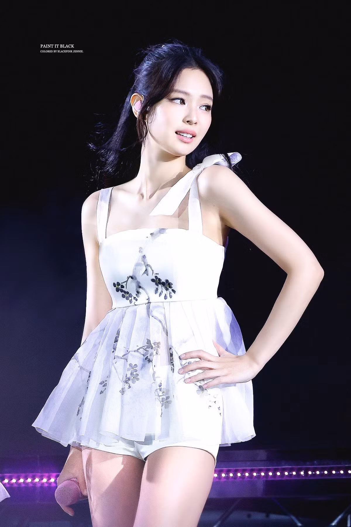 Jennie đáng yêu trong chiếc áo cách điệu lấy cảm hứng từ trang phục truyền thống Hàn Quốc hanbok. Ngoài ra, người đẹp cũng lăng xê nghệ thuật vẽ tranh thủy mặc.