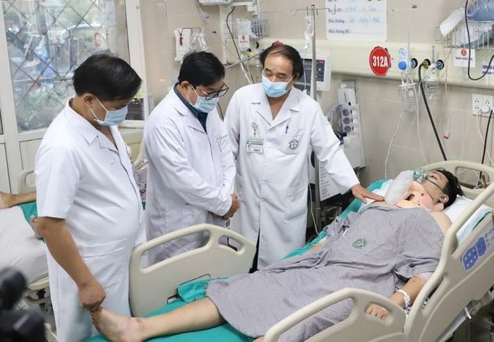 PGS.TS Lương Ngọc Khuê , PGS.TS Đào Xuân Cơ và PGS.TS Nguyễn Văn Chi - Chuyên gia cấp cứu của Bệnh viện Bạch Mai thăm, động viên bệnh nhân vụ cháy chung cư mini. Ảnh: SK&amp;ĐS.