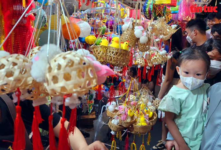 Năm nay, ngoài các loại lồng đèn truyền thống và mẫu mã cũ, hầu hết các tiểu thương đã chủ động nhập thêm một số mẫu mã mới như lồng đèn bằng chất liệu mây, tre... có giá từ 20.000 - 50.000 đồng/sản phẩm. Năm nay, ngoài các loại lồng đèn truyền thống và mẫu mã cũ, hầu hết các tiểu thương đã chủ động nhập thêm một số mẫu mã mới như lồng đèn bằng chất liệu mây, tre... có giá từ 20.000 - 50.000 đồng/sản phẩm.
