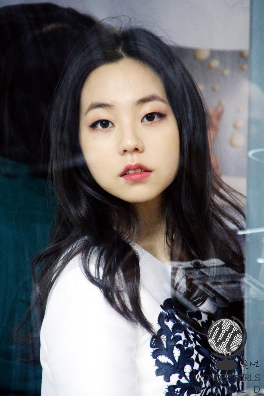 Ahn So Hee (SN 1992) là nữ diễn viên kiêm cựu thành viên Wonder Girls. Cô là idol đầu tiên của một nhóm nhạc Kpop được mệnh danh là “Em gái quốc dân”.