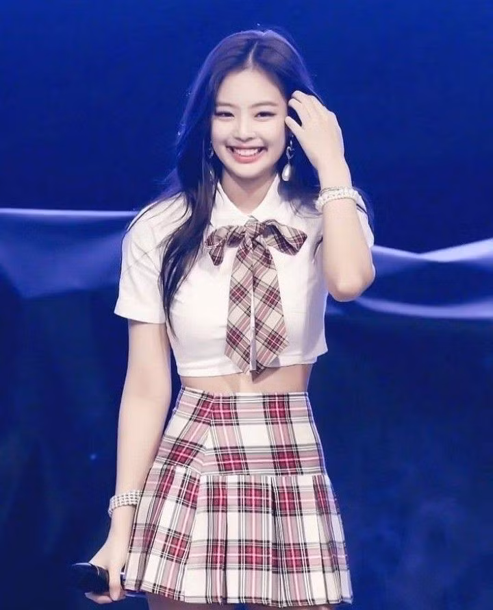 Trong bộ đồng phục cách điệu, Jennie vừa dễ thương vừa gợi cảm.