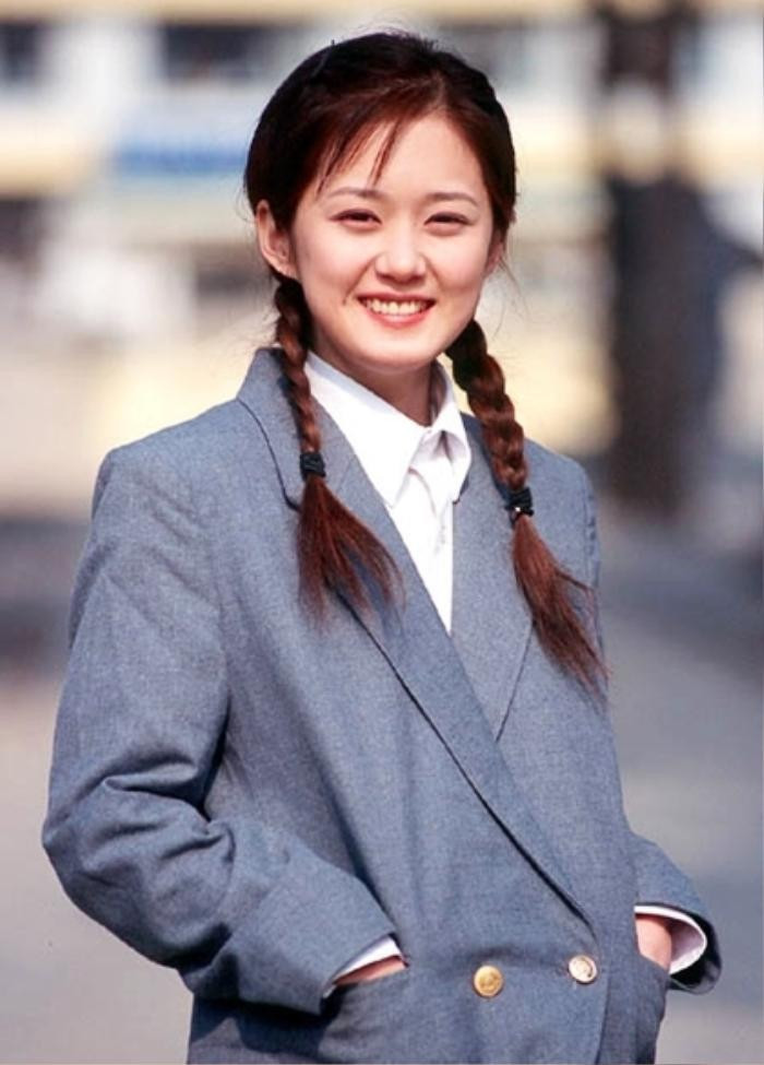 Jang Nara (SN 1981) hoạt động giải trí từ năm 2001 đến nay, nổi tiếng cả lĩnh vực âm nhạc và diễn xuất. Hiện tại, dù đã qua thời kỳ hoàng kim trong sự nghiệp, nhưng cô vẫn có chỗ đứng nhất định trong ngành giải trí xứ kim chi. Đặc biệt, vẻ ngoài đáng yêu không thay đổi theo năm tháng khiến danh xưng "Em gái quốc dân" luôn gắn liền với cô.