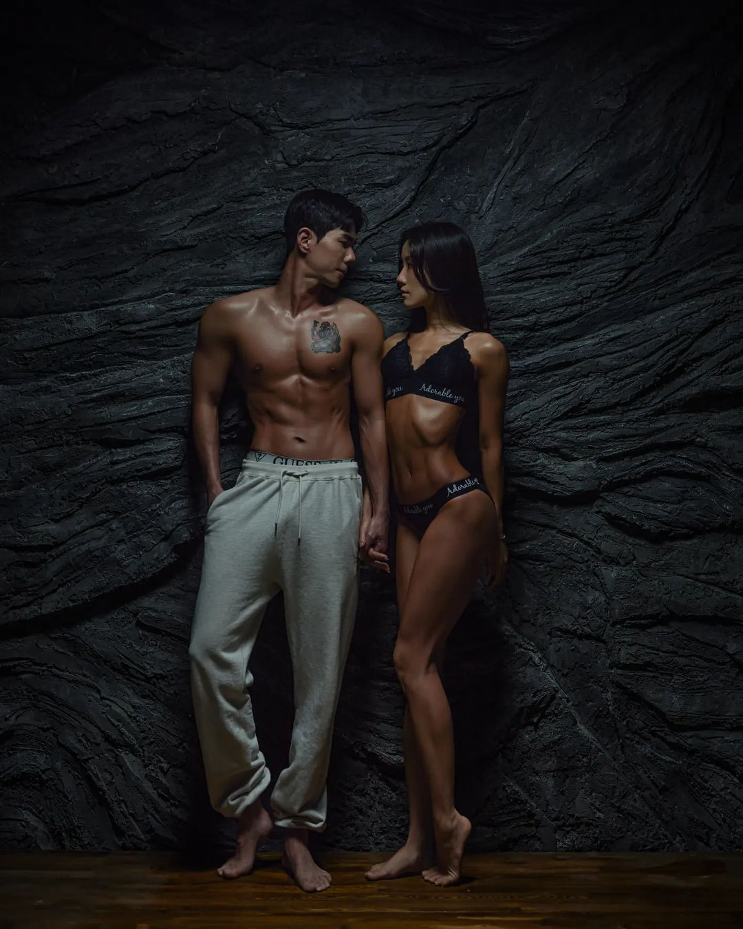 Cô kết hôn vào đầu năm nay với bạn trai lâu năm, cũng là lính cứu hỏa với cơ bụng "6 múi".