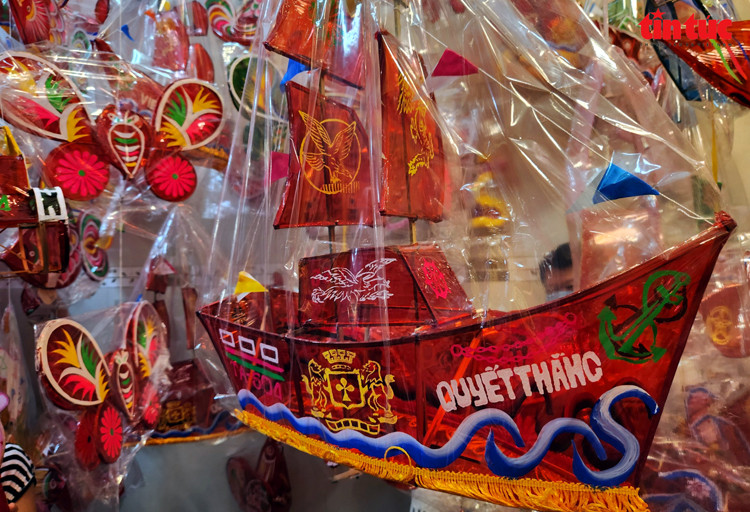 Lồng đèn truyền thống có giá từ 60.000 đồng đến 250.000 đồng/cái tùy theo mẫu mã, kích thước. Lồng đèn truyền thống có giá từ 60.000 đồng đến 250.000 đồng/cái tùy theo mẫu mã, kích thước.