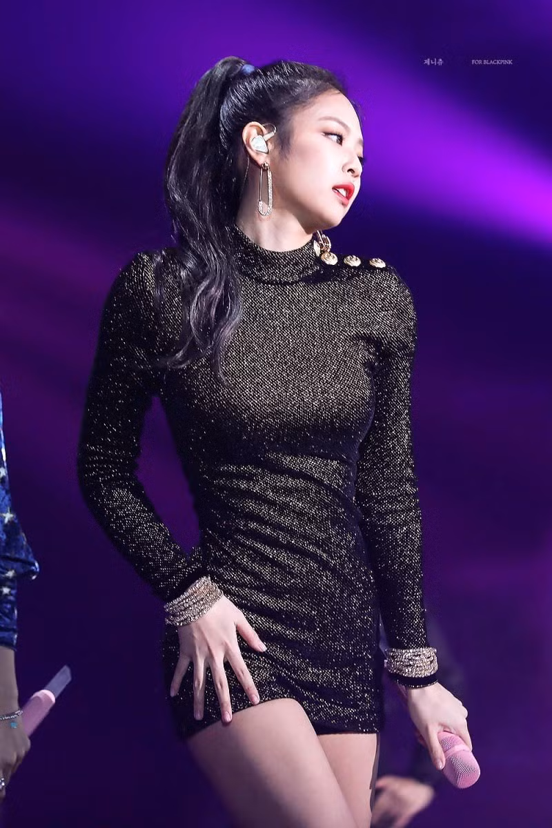 Chiếc váy liền thân lấp lánh đến từ thương hiệu Balmain giúp Jennie tôn lên hình thể không chút mỡ thừa. Người hâm mộ gọi cô là "nữ thần".