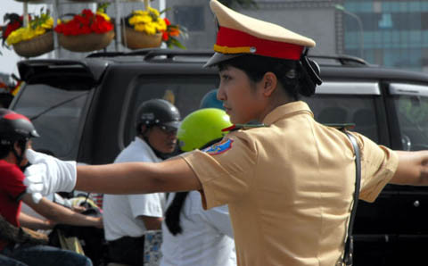  Có nữ CSGT rồi, chúng ta mong rằng đường Thủ đô bớt tắc