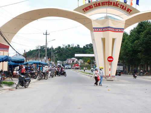 Người dân khu vực thị trấn Trà My tiếp tục cảm nhận rung chấn do động đất Ảnh: Nguyễn Thành