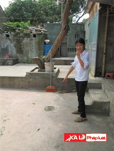 Vụ nổ lựu đạn cày một hố nhỏ ở góc sân. Vụ nổ lựu đạn cày một hố nhỏ ở góc sân