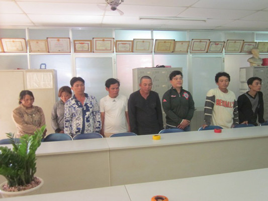 8 đối tượng bị bắt giữ tại cơ quan công an. 8 đối tượng bị bắt giữ tại cơ quan công an