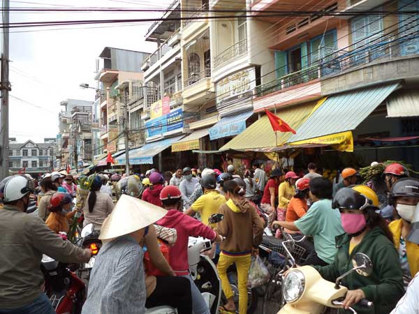 Dòng người chen chúc trên đường Hoàng Diệu