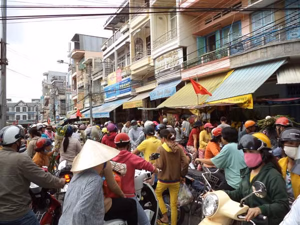 Dòng người chen chúc trên đường Hoàng Diệu