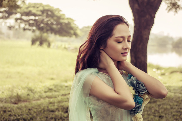 Bộ ảnh của Bảo Anh do stylist Nguyễn Thiện Khiêm thực hiện, với sự hỗ trợ của chuyên gia trang điểm Minh Hoàng và trang phục của nhà thiết kế Phạm Đặng Anh Thư