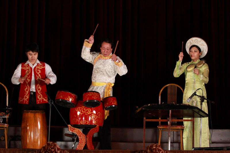 Tiết mục gõ “Trống hội” (do tốp nhạc biểu diễn) đã khởi động cho chương trình khai mạc và làm sôi động không khí hội trường 10-12