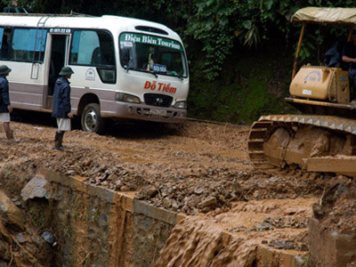 Nhiều xe khách phải có sự hỗ trợ của máy ủi