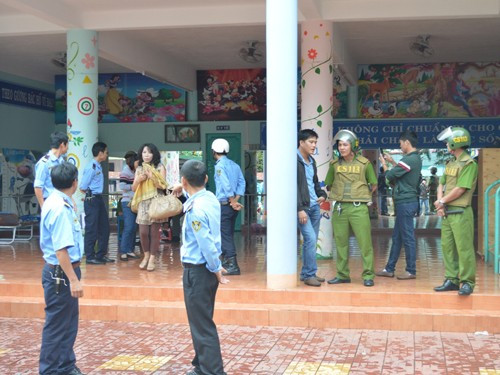 Lực lượng cảnh sát 113 và Công an phường Tân Lợi có mặt vãn hồi trật tự. Bài viết: http://news.zing.vn/2-hieu-truong-tranh-truong-mam-non-canh-sat-phai-can-thiep-post356329.html#home_cate.tinmoi Nguồn Zing News 