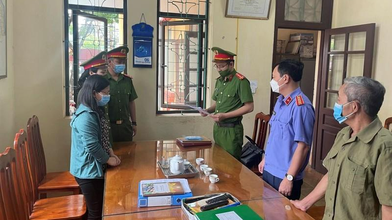 Công an tỉnh Hà Nam tống đạt quyết định khởi tố, bắt giam đối với Phạm Thị Thu Nga - Ảnh: CA Hà Nam