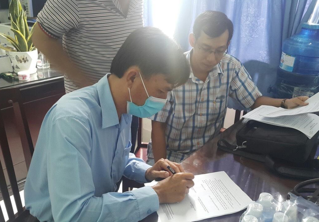 Cùng ngày, cơ quan chức năng tiến hành khám xét nơi làm việc của ông Hà Tấn Bình Đẳng (áo xanh). Cùng ngày, cơ quan chức năng tiến hành khám xét nơi làm việc của ông Hà Tấn Bình Đẳng (áo xanh).