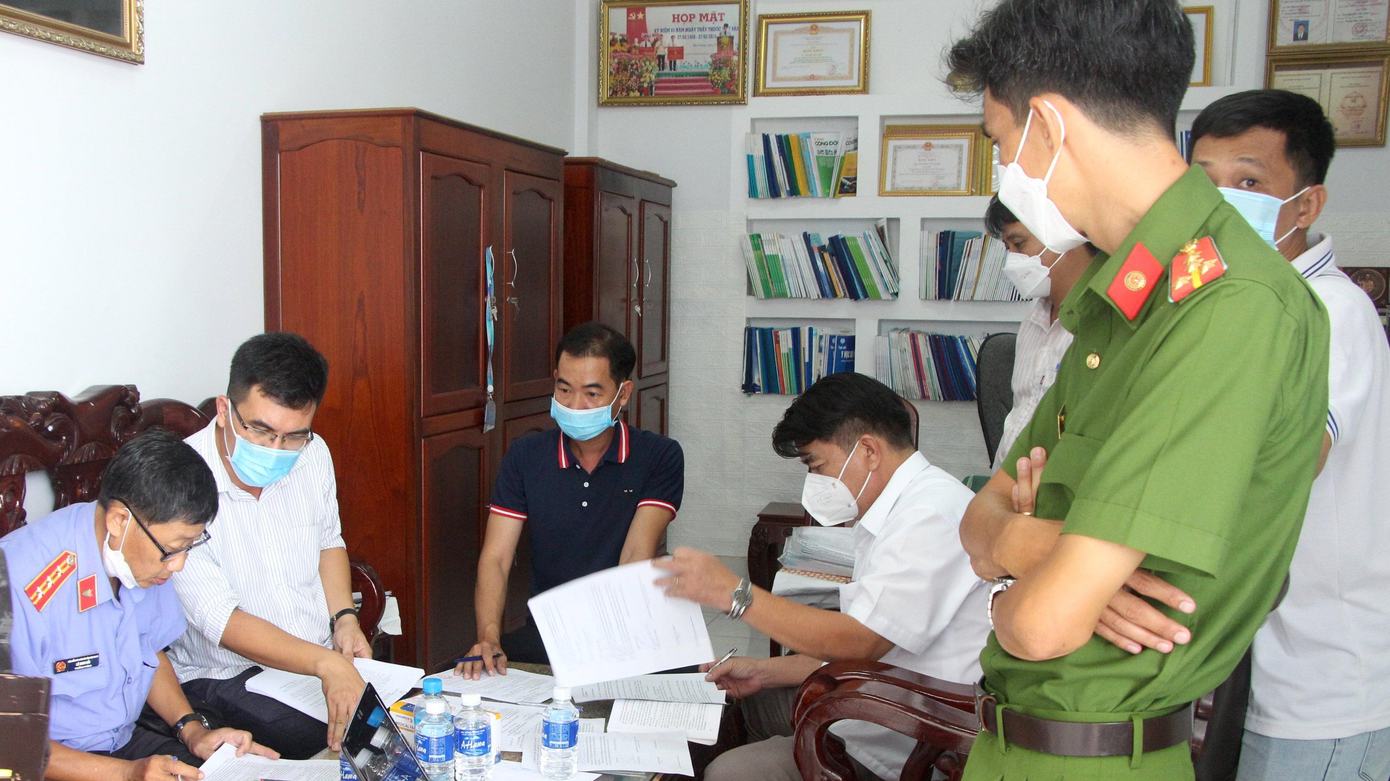 Cơ quan chức năng khám xét đối với ông Lành Cơ quan chức năng khám xét đối với ông Lành