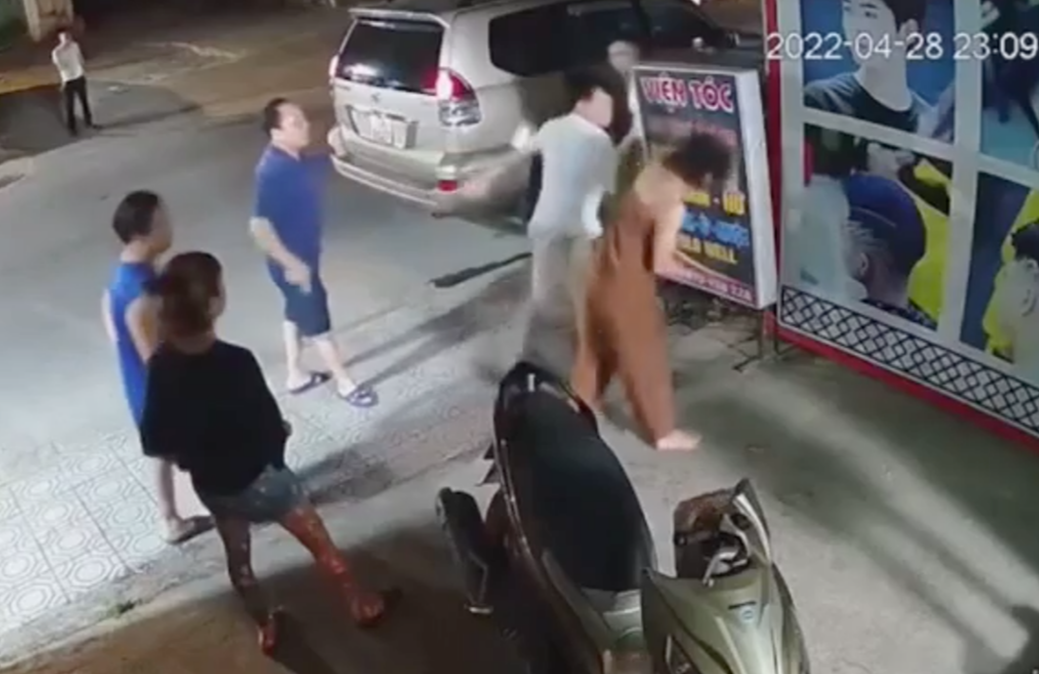 Hiện trường vụ việc, hình ảnh trích từ camera giám sát của tiệm cắt tóc. Hiện trường vụ việc, hình ảnh trích từ camera giám sát của tiệm cắt tóc.