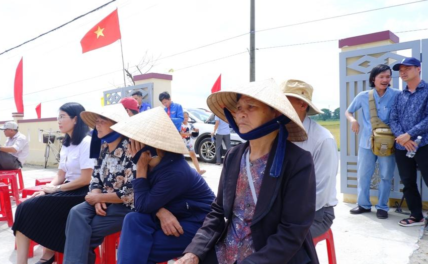 Công trình hoàn thành mang lại niềm vui rất lớn cho nhân dân địa phương. "Nhà văn hóa này kiên cố, to nhất xã. Hàng ngày, chúng tôi sẽ sử dụng làm nơi họp hành, tập thể thao. Trong thôn không có nhà kiên cố, có được nhà văn hóa này đúng là tuyệt vời. Lụt to, chúng tôi rất yên tâm" - bà Trần Thị Vinh, một hộ dân của Đội 1, thôn Long Hưng nói.