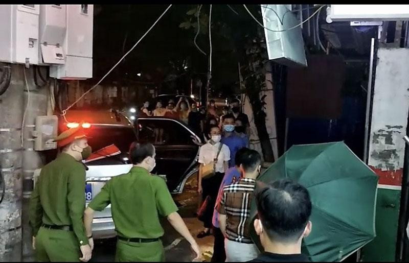 Cơ quan tố tụng tiến hành khám xét nơi ở của bị can Phùng Anh Lê. Cơ quan tố tụng tiến hành khám xét nơi ở của bị can Phùng Anh Lê.