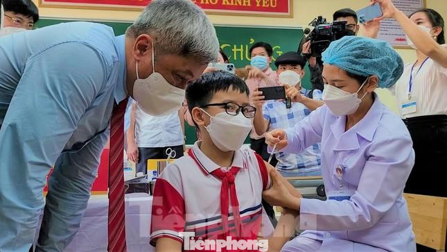 Tiêm vắc xin phòng COVID-19 cho trẻ em