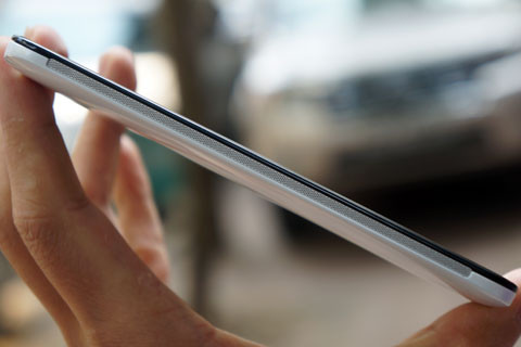 Rìa trái thiết kế trơn, vân nhỏ li ti như loa bên sườn, nhưng không phải loa