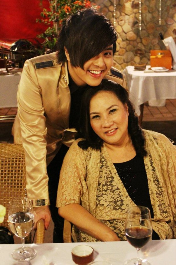 Mẹ luôn là người đồng hành trên mọi bước đường ca hát của Wanbi Tuấn Anh