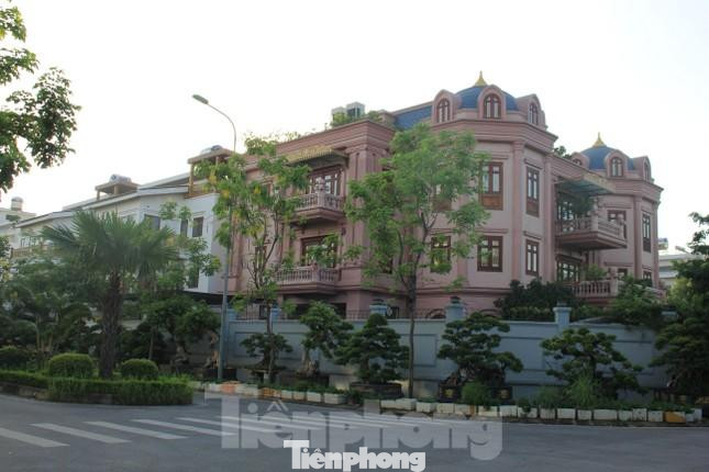 Biệt thự BT9 - 01 trong Khu đô thị sinh thái Xuân Phương (Xuân Phương, Nam Từ Liêm) nổi bật nhờ việc không giống bất cứ biệt thự đơn lập nào trong cùng ô