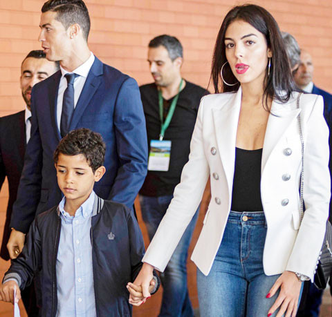 Nhà điêu khắc nổi danh nhờ tạc tượng Ronaldo... 'vạn người chê' ảnh 4