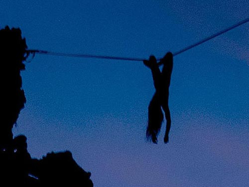 …mà không dùng dây an toàn hay dụng cụ hỗ trợ nào và thậm chí là không mặc quần áo