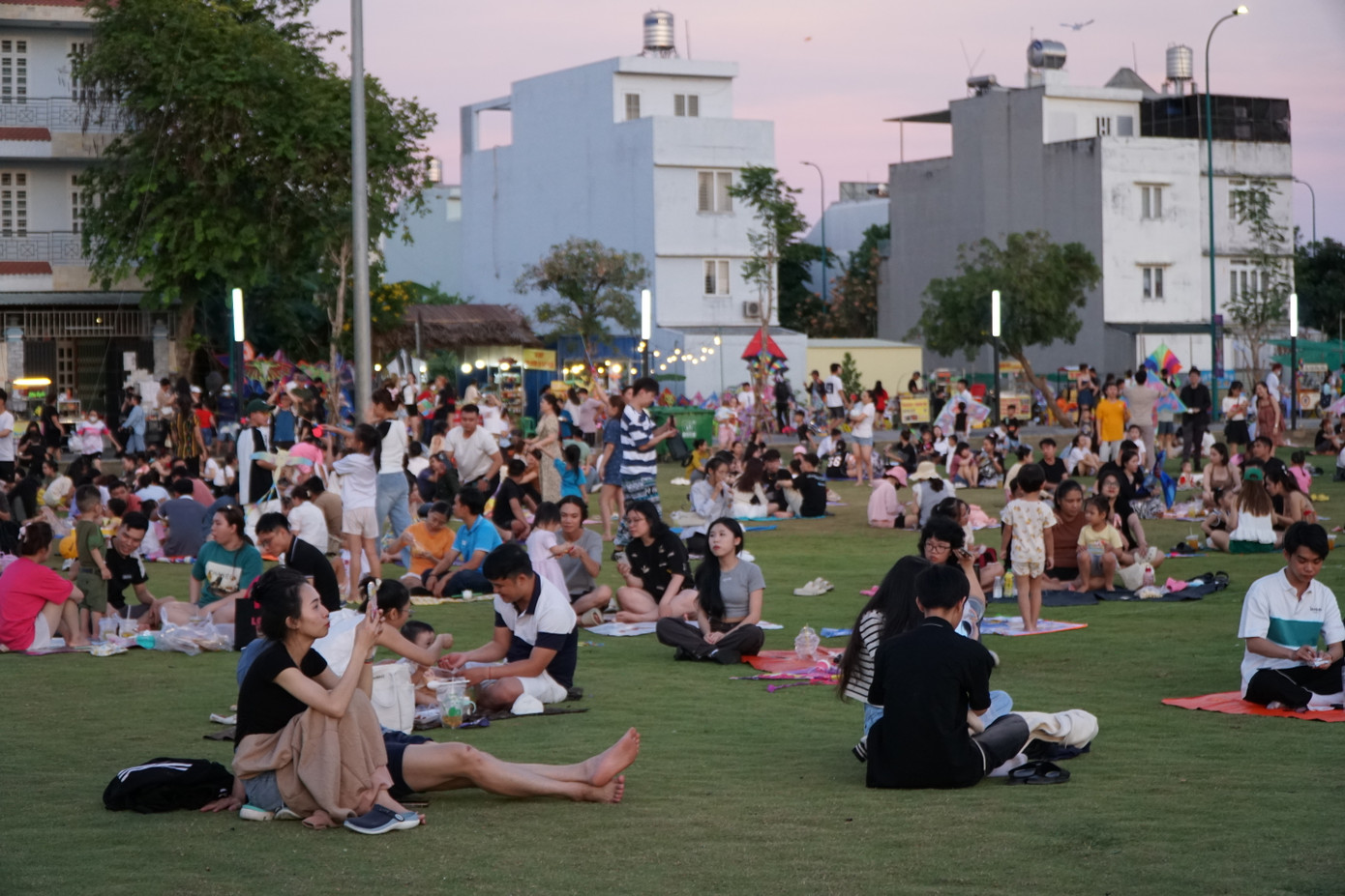 Ghi nhận của PV báo Tiền Phong, từ chiều đến tối 29/4, rất đông người dân đổ về đây để hóng mát, ngắm hoàng hôn, thả diều.