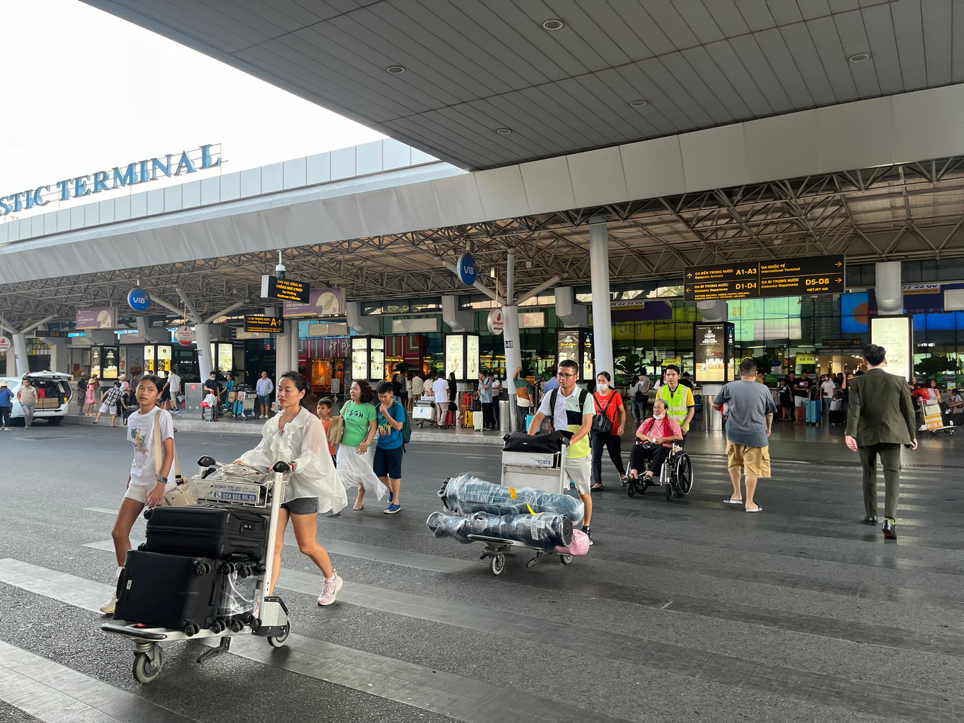 Thời tiết tại TPHCM cuối giờ chiều 1/5 vẫn còn oi bức khiến hành khách mướt mồ hôi khi di chuyển tại sân bay.