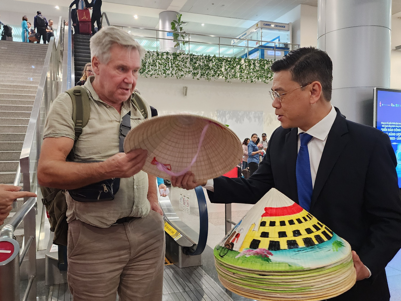 Du khách "xông đất" TPHCM được tặng nón lá lưu niệm Du khách "xông đất" TPHCM được tặng nón lá lưu niệm