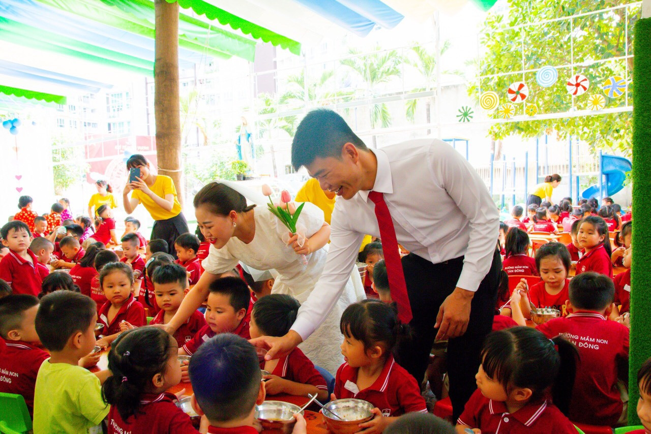 Học sinh hào hứng trải nghiệm tiệc cưới của cô giáo. Ảnh: NVCC Học sinh hào hứng trải nghiệm tiệc cưới của cô giáo. Ảnh: NVCC