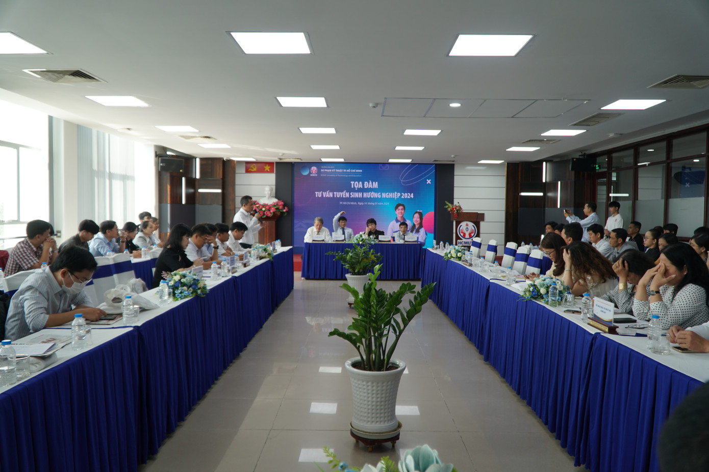 Toàn cảnh buổi toạ đàm tư vấn tuyển sinh hướng nghiệp 2024. Ảnh: Nhàn Lê