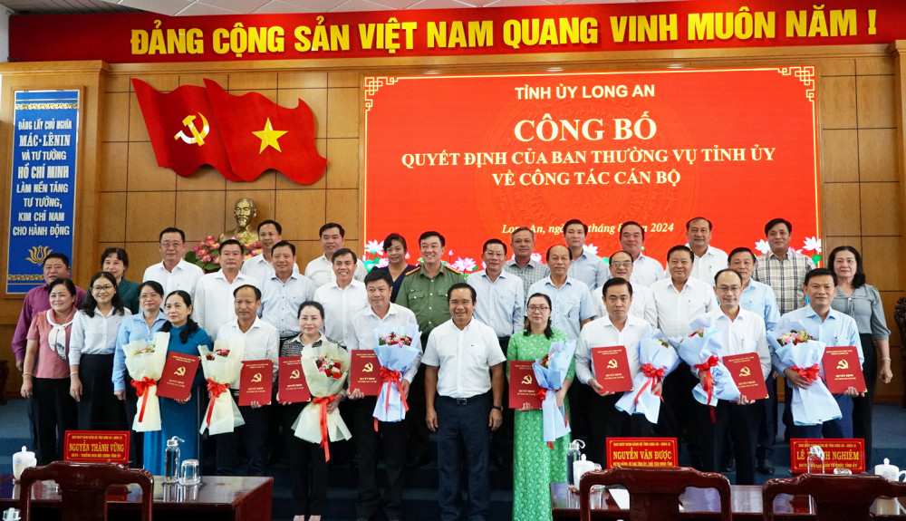 Các cán bộ nhận quyết định chụp ảnh lưu niệm cùng các đại biểu tham dự buổi lễ. Ảnh: Báo Long An Các cán bộ nhận quyết định chụp ảnh lưu niệm cùng các đại biểu tham dự buổi lễ. Ảnh: Báo Long An